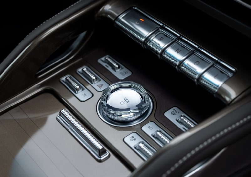 A crystal-inspired volume knob is shown in the center floor console of a 2024 Lincoln Nautilus® SUV. | Astro Lincoln in Pensacola FL